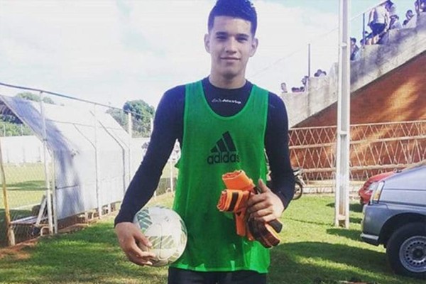 Muere futbolista adolescente durante partido en Paraguay