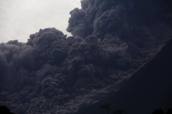 La furia del volcán de Fuego llega hasta el oriente de Guatemala