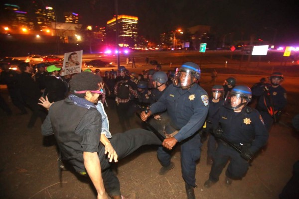 Manifestantes desafían a la Policía en Ferguson