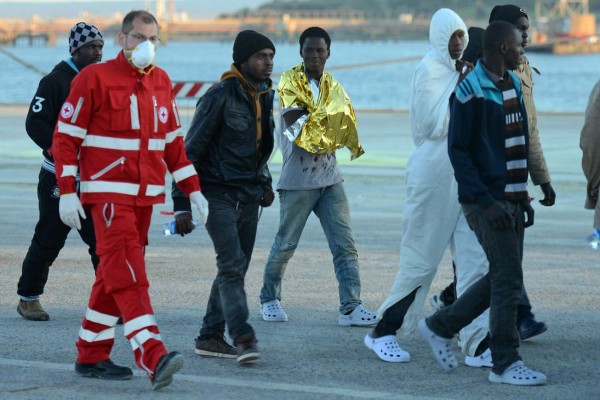 Inmigrantes musulmanes arrojan al mar a 12 cristianos