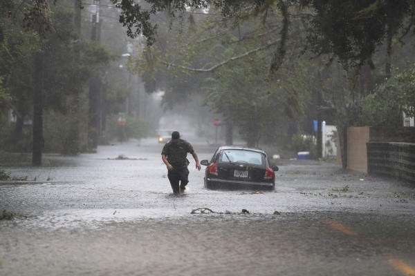 Matthew baja a categoría 2 pero sigue amenazando a Florida  