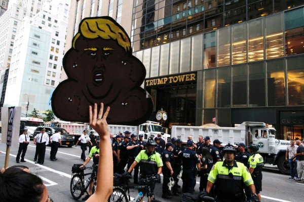 Protesters gather near Trump Tower against US President Donald Trump August 14, 2017 in New York. While on his first trip back to Trump Tower since his inauguration, marchers came together to protest against white supremacy and hatred and against Trump's to meet ongoing threats from North Korea with 'fire and fury.' / AFP PHOTO / Eduardo MUNOZ ALVAREZ