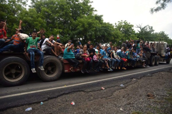 Migrantes hondureños avanzan bajo la lluvia hacia EEUU