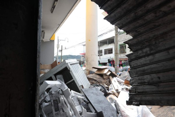 Esperan levantar los negocios de los escombros en San Pedro Sula