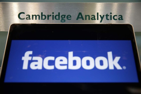 Cambridge Analytica cierra operaciones tras escándalo con Facebook