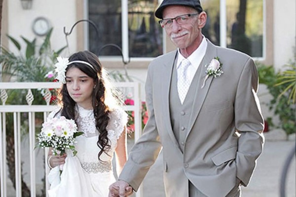 Niña de 11 años camina al altar junto a su padre con cáncer terminal