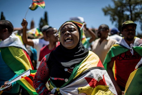 Supporters of Tajamuka Sesijikisile SA, The African Democrats Opposition Party, the Zimbabwe Communist Party, the Zimbabwe Diaspora Coalition and other groups attend a rally at the Union Buildings in Pretoria South Africa to call for the resignation of Zimbabwe's President on November 18, 2017. / AFP PHOTO / GULSHAN KHAN