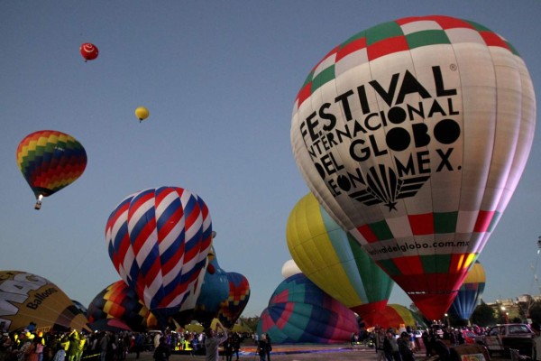 LEO002. LEÓN (MÉXICO), 18/11/2017.- Decenas de globos aerostáticos emprenden vuelo hoy, sábado 18 de noviembre de 2017, en León, estado de Guanajuato (México), durante el Festival Internacional del Globo 2017 que se realiza entre el 17 y el 20 de noviembre. EFE/Ulises Ruiz Basurto