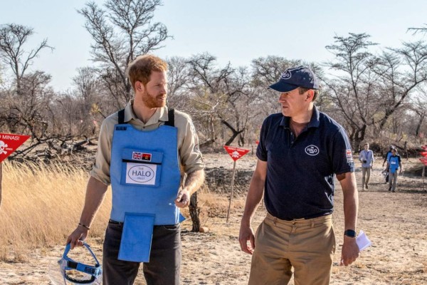 Príncipe Harry sigue pasos de Diana caminando en campo de minas en Angola