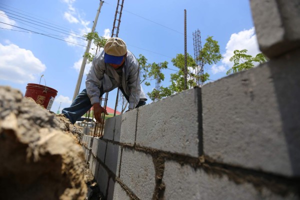 El Salvador y Honduras 'sufren” en la construcción