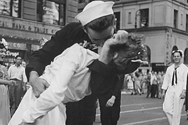 Muere el marinero inmortalizado en beso de la II Guerra Mundial