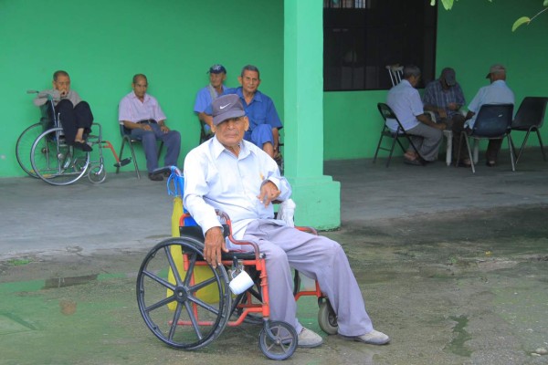 Visitas de particulares alegran la Navidad de ancianos del asilo en San Pedro Sula