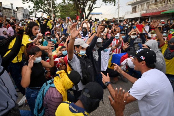 Demonstrators take part in a protest against of FIFA Qatar World Cup 2022 South American qualifier football match beetwen Colombia and Argentina in the framework of the national strike, near to the Metropolitan Roberto Melendez stadium, in Barranquilla, Colombia, on June 8, 2021 . (Photo by Luis ROBAYO / AFP)