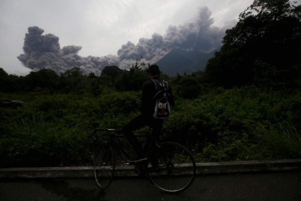 Guatemala: Ordenan evacuación por nueva erupción de volcán de Fuego