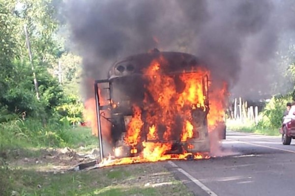 VIDEO: Se incendia bus en desvío a Santa Bárbara