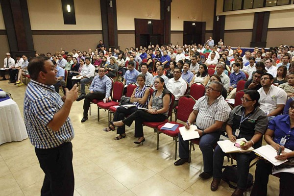 Capacitan a más de 300 personas sobre ley de protección