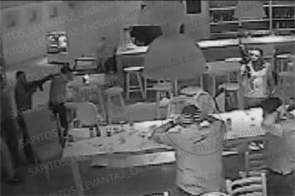 Las imágenes captadas por las cámaras de seguridad del exclusivo restaurante la leche muestran el momento en que 7 hombres encañonan a los hijos de Guzmán Loera para secuestrarlos. Fotos: Blog del Narco.