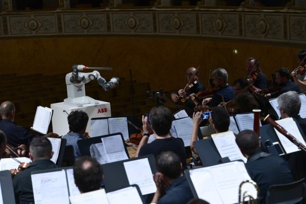 This photograph taken on September 12, 2017, shows robot 'Yumi' during a rehearsal prior to a concert where Yumi will conduct the The Lucca Philharmonic Orchestra at The Teatro Verdi in Pisa. / AFP PHOTO / MIGUEL MEDINA
