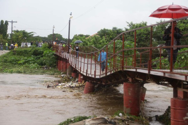 Lluvias y crecidas de ríos causan caos en varias zonas de San Pedro Sula