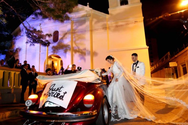 La boda fue patrocinada por diversas empresas hondureñas. La novia se transportó en un auto antiguo.