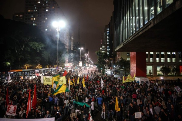 BRA108. SAO PAULO (BRASIL), 18/05/2017.- Manifestantes protestan contra el presidente de Brasil, Michel Temer, hoy, jueves 18 de mayo de 2017, en la avenida Paulista de Sao Paulo (Brasil). Miles de personas tomaron hoy las calles de al menos una decena de las principales ciudades de Brasil para manifestarse contra el Gobierno de Michel Temer, acorralado por un monumental escándalo de corrupción. EFE/Fernando Bizerra Jr.