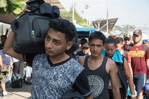 Más de 2,000 migrantes de la caravana cruzan México sin solicitar asilo