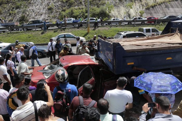 Muere doctor tras estrellarse contra una volqueta en Tegucigalpa