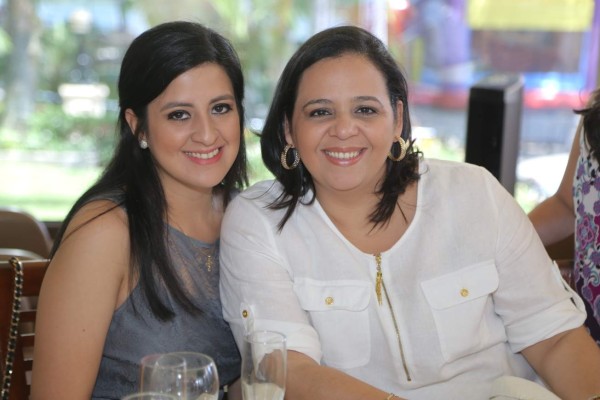 Fiesta maternal para Ana Lourdes Larios