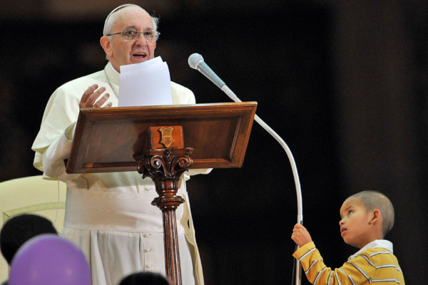 El niño colombiano que le 'robo' la silla al papa Francisco durante misa
