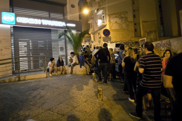 Gobierno griego ordena el cierre de los bancos por 6 días
