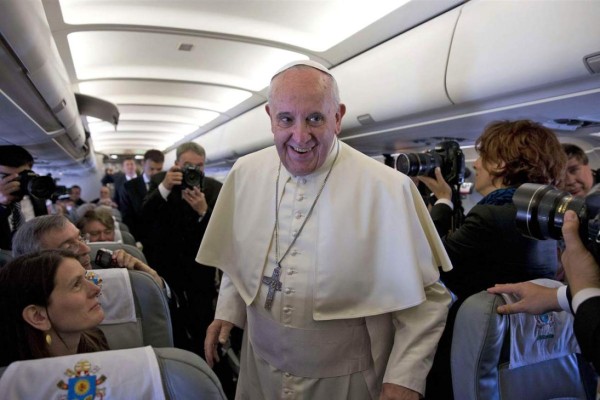 Cantinflas, regalos y un limpiabotas para el Papa en vuelo a México