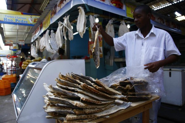 Altos precios de mariscos alejan a consumidores sampedranos