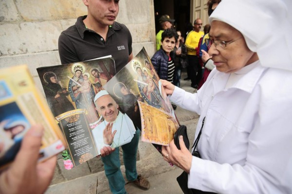 El papa Francisco llega a una Colombia redimida por la paz