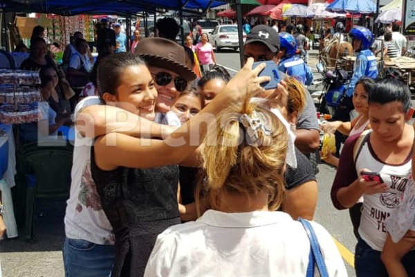 Elvis Crespo saluda a los hondureños en el centro de San Pedro Sula