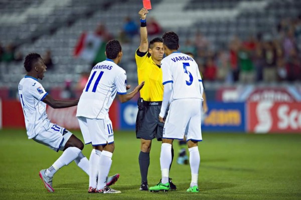 VIDEO: Allans Vargas, expulsado en el minuto 2 ante México