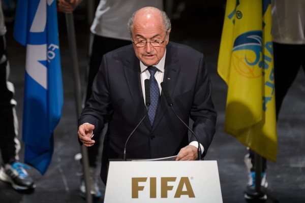 Blatter advierte: 'Vendrán otras malas noticias'