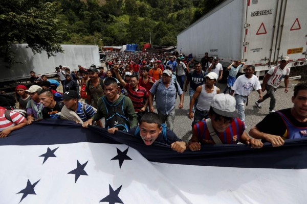 México advierte que podría frenar a caravana migrante de Honduras