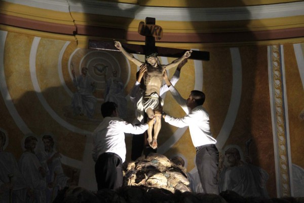 'Escuchemos el llamado de Cristo”, piden en viacrucis de Viernes Santo