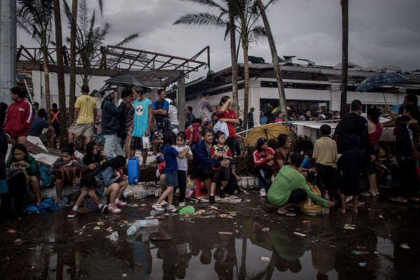 Filipinas: Miles buscan agua en medio de los cadáveres y el desastre