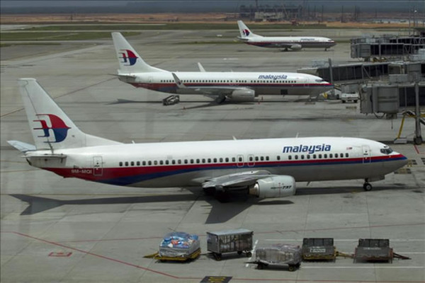 Hallan rastros de carburante de avión perdido en Malasia