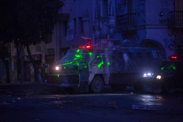 Rayos láser, el 'arma silenciosa' de los manifestantes en Chile