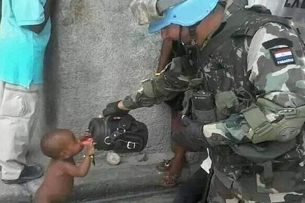 Foto de soldado que da agua a niño haitiano conmueve en las redes