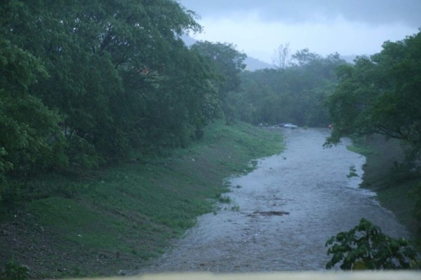 Fuerte lluvia y relámpagos afectan a San Pedro Sula