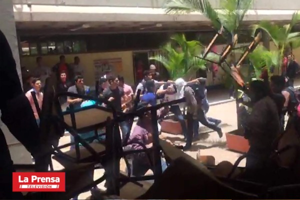 Video: Estudiantes que quieren clases se pelean con integrantes del MEU