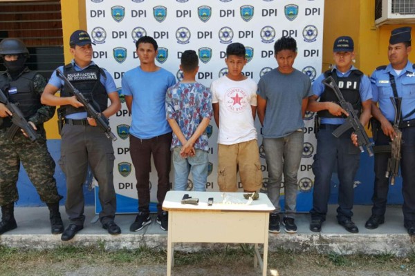 Los detienen con un arma robada y supuesta droga en Ilama