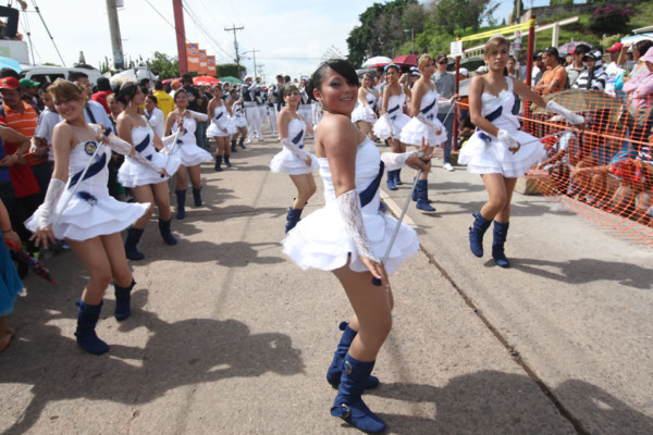 Las palillonas, las reinas de los desfiles patrios en Honduras