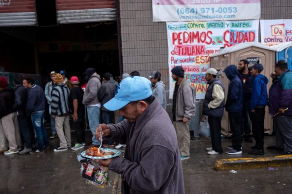 Maquilas mexicanas buscan reclutar a migrantes de caravana