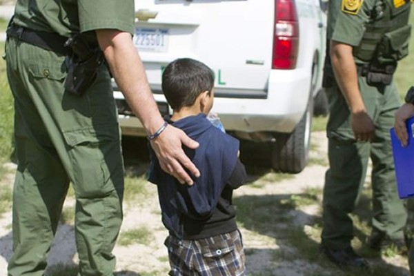 EUA pide a padres que no envíen a niños solos o con traficantes de personas