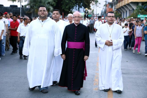 Sampedranos muestran su fe en procesión del Santo Entierro