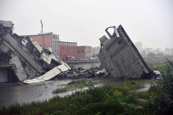 Al menos 35 muertos y varios heridos deja derrumbe de un puente en Italia